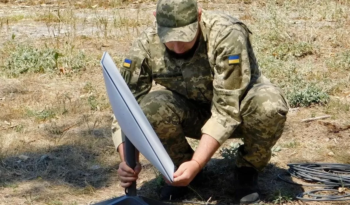 Украинский военный с терминалом Starlink / Фото: ВСУ