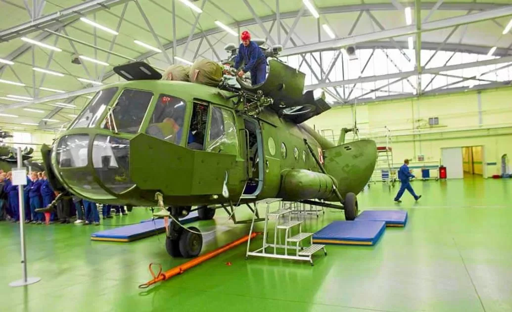 Гелікоптер Мі-8 на авіаремонтному заводу WZL №1 у Польщі / Фото: MARCIN STEPIEN AGENCJA GAZETA