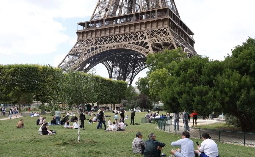 Люди отдыхают на Марсовом поле неподалеку от Эйфелевой башни / Фото: Le Parisien