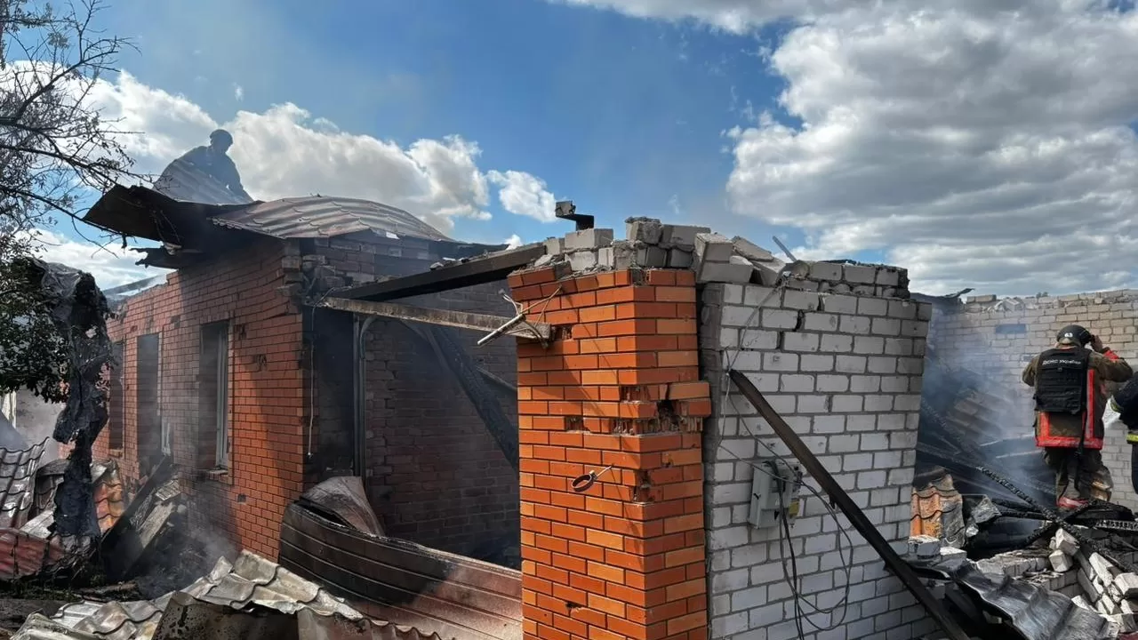 Зруйновиний обстрілом будинок на Харківщині / Фото: Дергачівська МВА