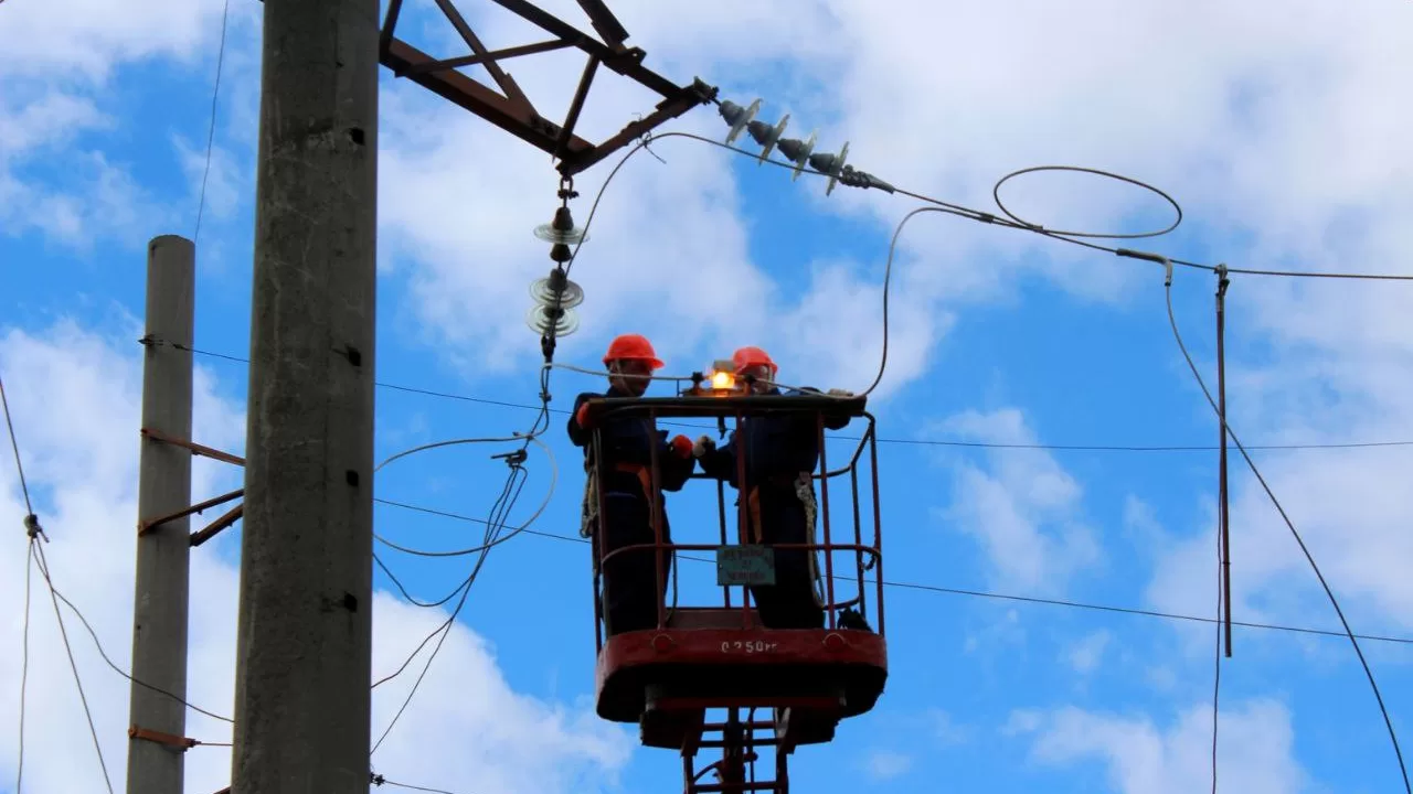 Ремонтні роботи на енергомережі / Фото: АТ "Сумиобленерго"