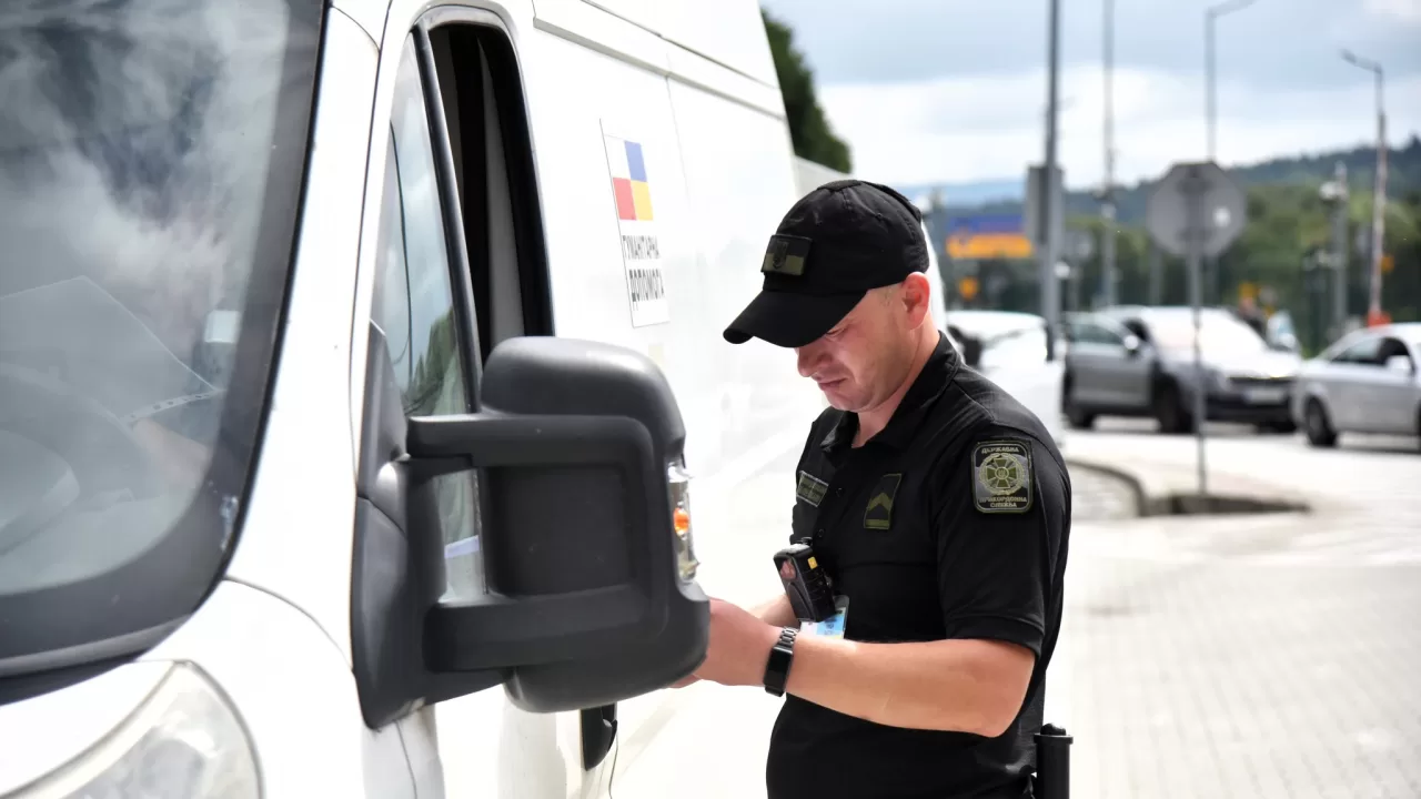 Перевірка документів / Фото: Західне регіональне управління Держприкордонслужби України-Західний кордон