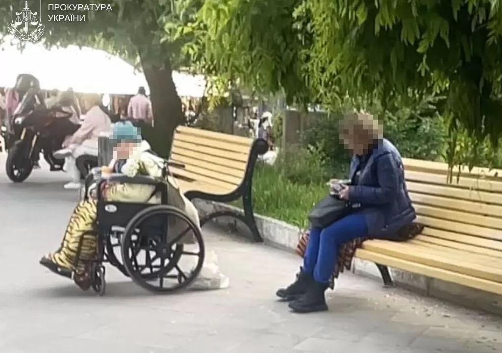 Одеситка примушувала жебракувати власну матір / Фото: Одеська обласна прокуратура