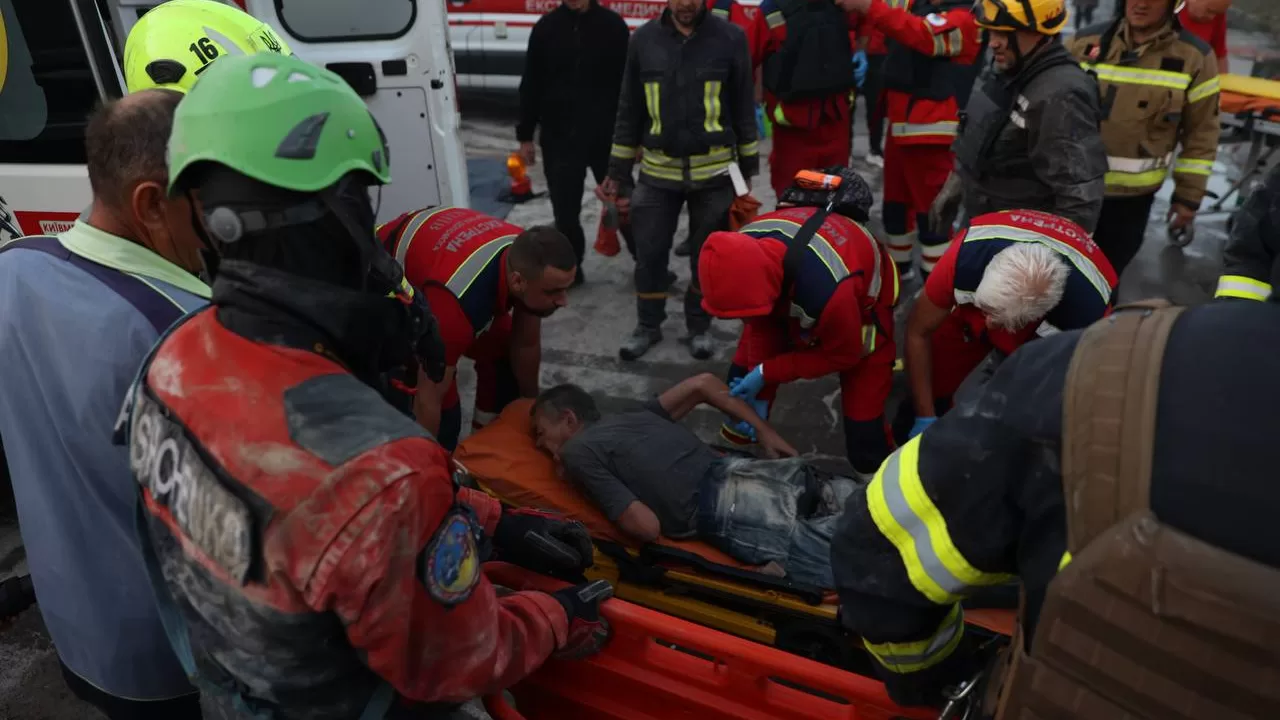 Спасатели на месте обстрела в Киеве / Фото: МВД