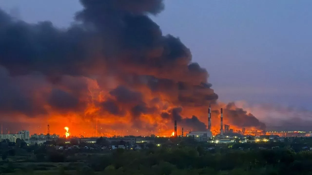 Пожежа на НПЗ в Росії 28 серпня / Фото: Telegram-канал Exilenova+