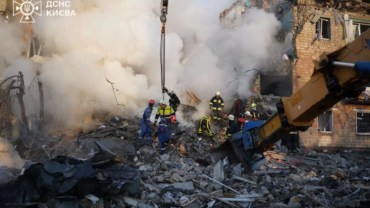 Спасатели разбирают завалы / Фото: ГСЧС