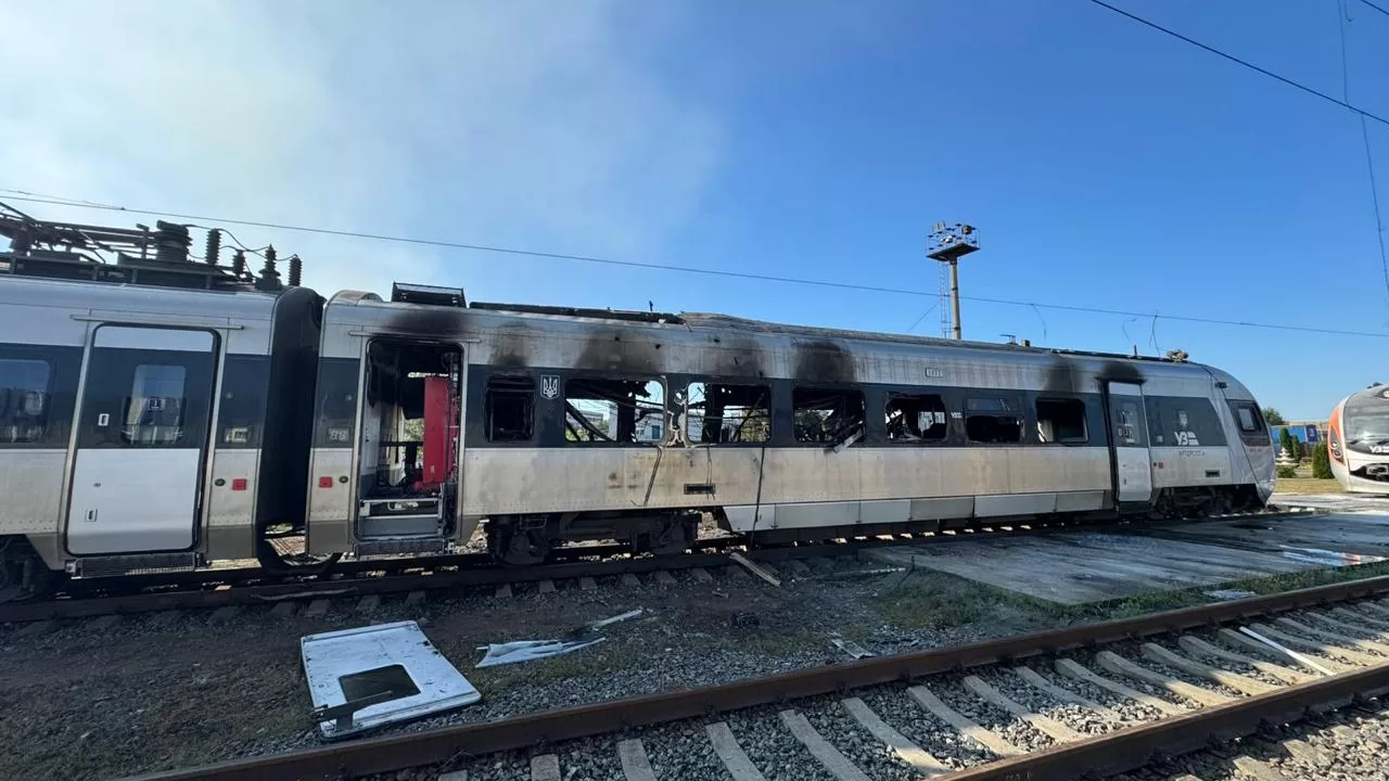 Знищений внаслідок атаки РФ потяг у Києві / Фото: Міністерство розвитку громад та територій України