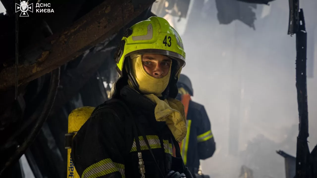 Спасатели на месте обстрела в Киеве / Фото: ГСЧС