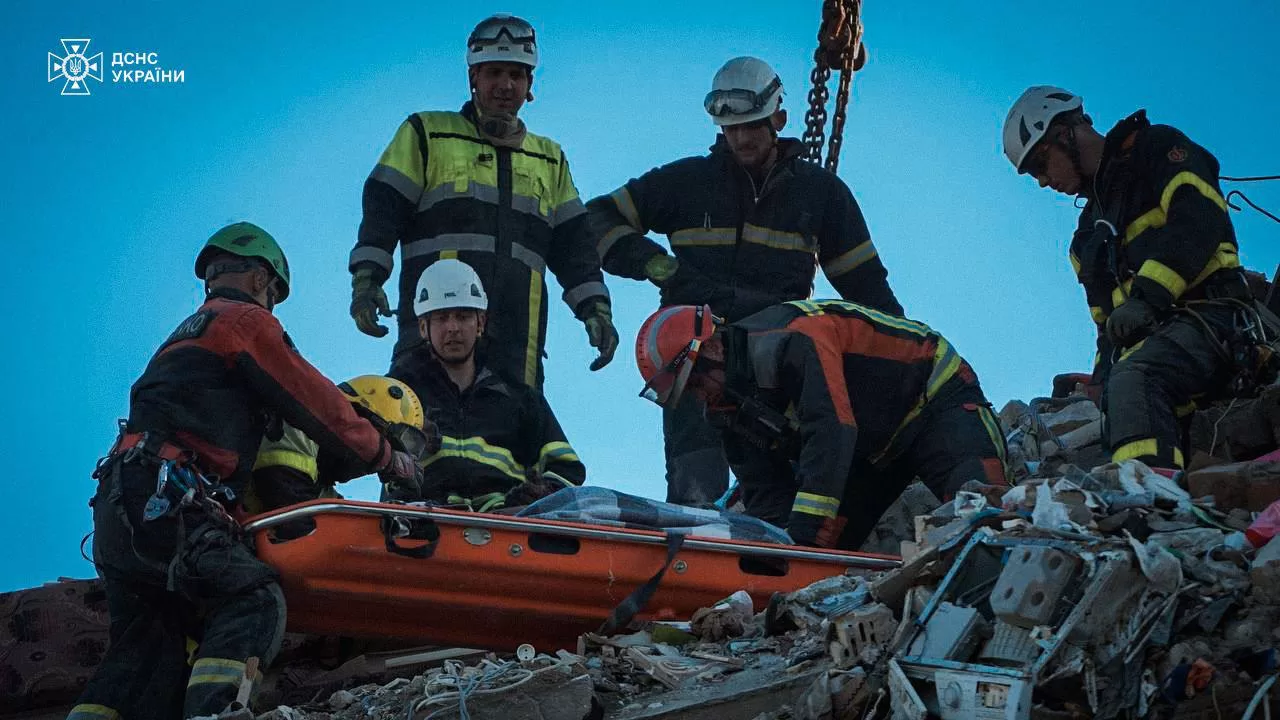 Спасатели достают тело погибшего человека / Фото: ГСЧС