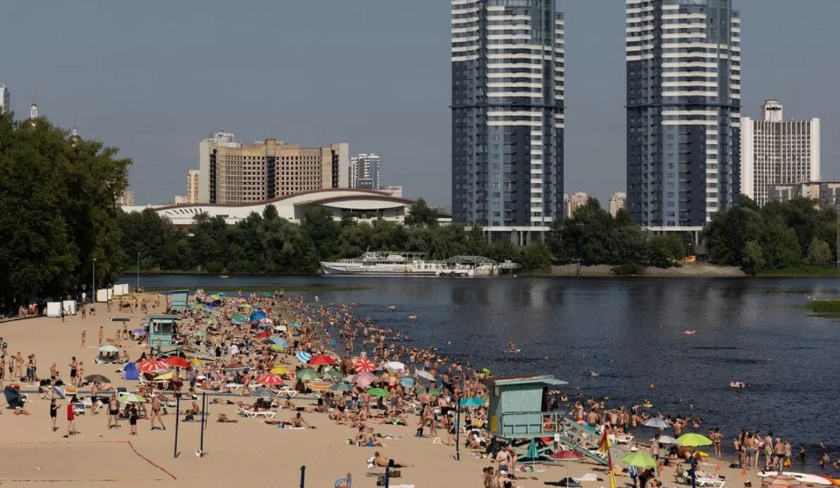 Муніципальний пляж "Молодіжний" в Гідропарку у Києві / Фото: Суспільне
