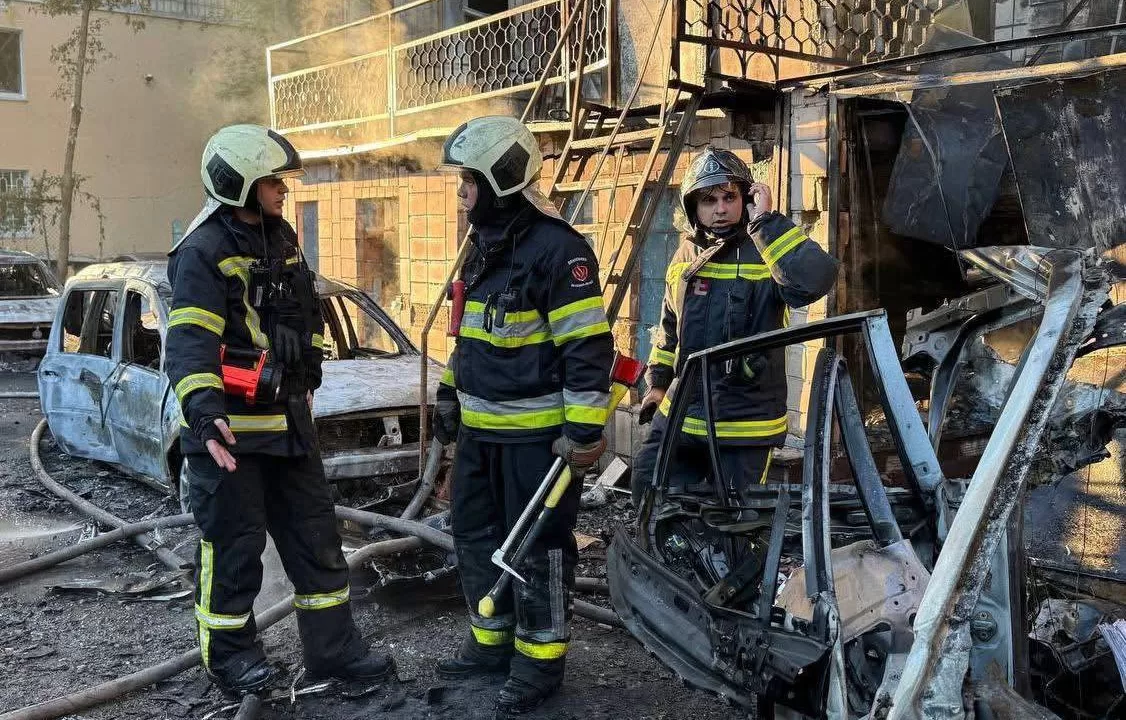 Рятувальники на місці удару по Києву / Фото: КМВА