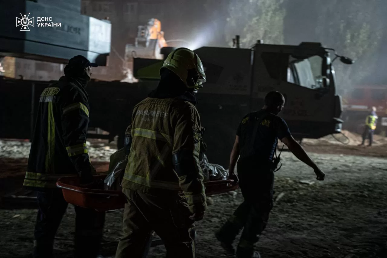 Рятувальники на місці зруйнованого будинку в Києві