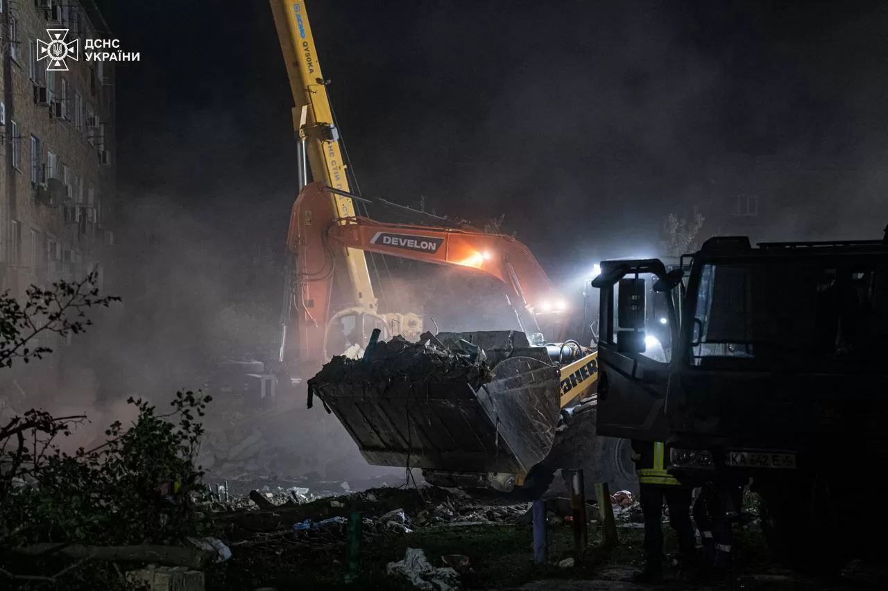 Розбір завалів у Києві після атаки