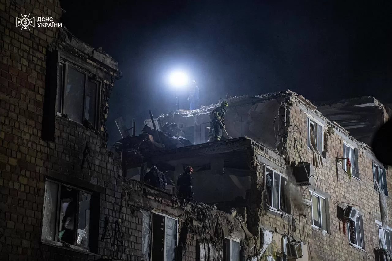 Рятувальники працюють на місці обстрілу в Києві