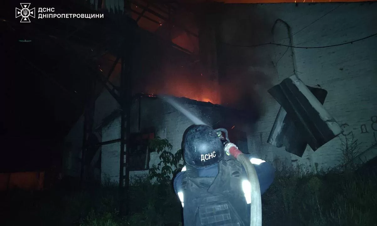 Пожар на месте российского обстрела / Фото: ГСЧС