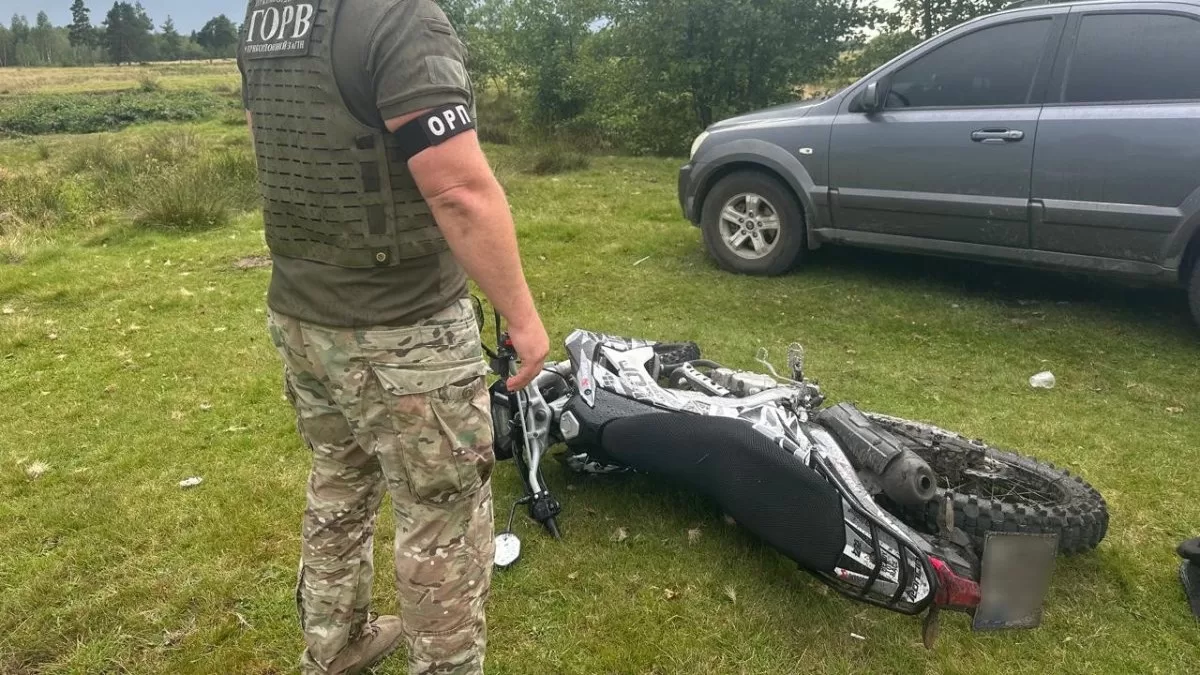 Мотоцикл замість перепустки: прикордонники викрили схему незаконного переправлення чоловіків за кордон / Фото ДПСУ