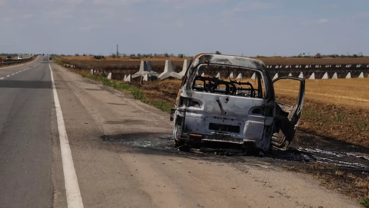 Уничтоженный автомобиль на трассе Николаев – Херсон / Фото Суспільне