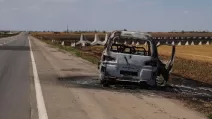 Уничтоженный автомобиль на трассе Николаев – Херсон / Фото Суспільне