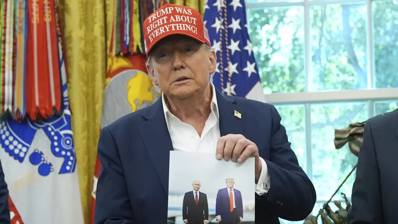 Трамп демонстрирует фотографию, которую, по его словам, ему прислал Путин / Фото AP