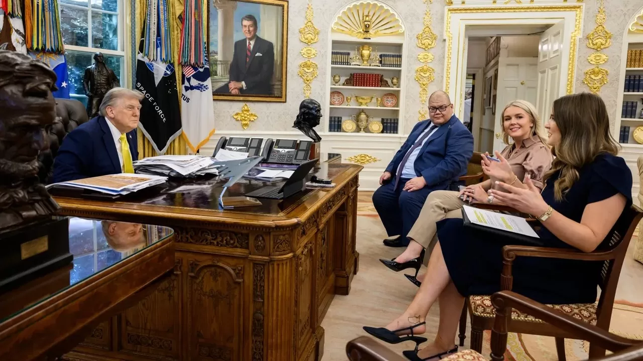 Трамп дает интервью журналистке Daily Caller Рейган Риз в сопровождении директора по коммуникациям Стивена Чунга и пресс-секретаря Каролины Левитт в Овальном кабинете, 29 августа 2025 / Официальное фото Белого дома