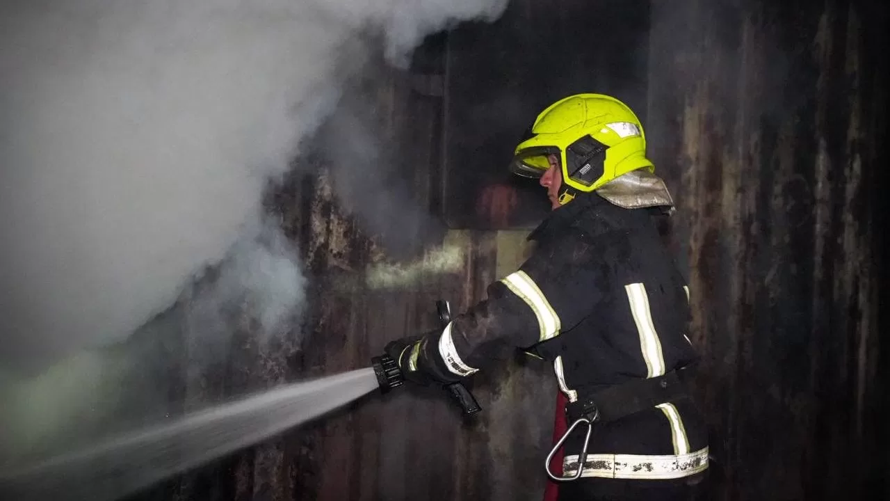 Рятувальники ліквідовують наслідки атаки на Чорноморськ / Фото ДСНС