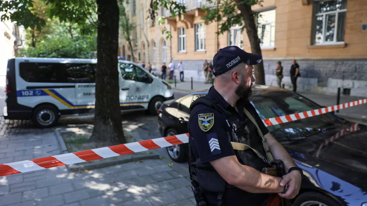 Поліцейський охороняє місце вбивства колишнього спікера українського парламенту Андрія Парубія, 30 серпня 2025 / Фото Reuters