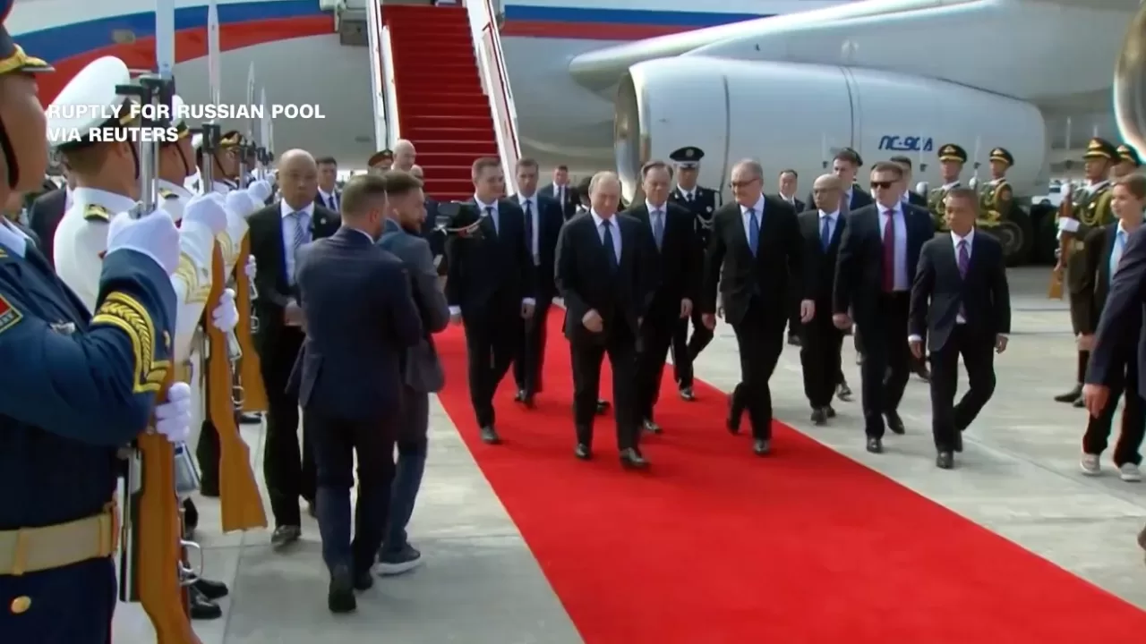 Встреча состоялась в воскресенье на полях регионального саммита в портовом городе Тяньцзинь / Скриншот видео