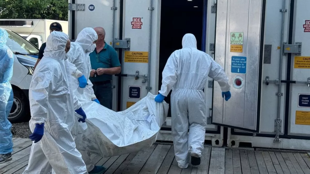 Staff carry a body into the refrigerator / Photo Suspilne Chernivtsi