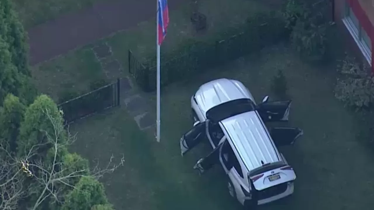 В Австралії автомобіль протаранив ворота генконсульства РФ / Кадр з відео