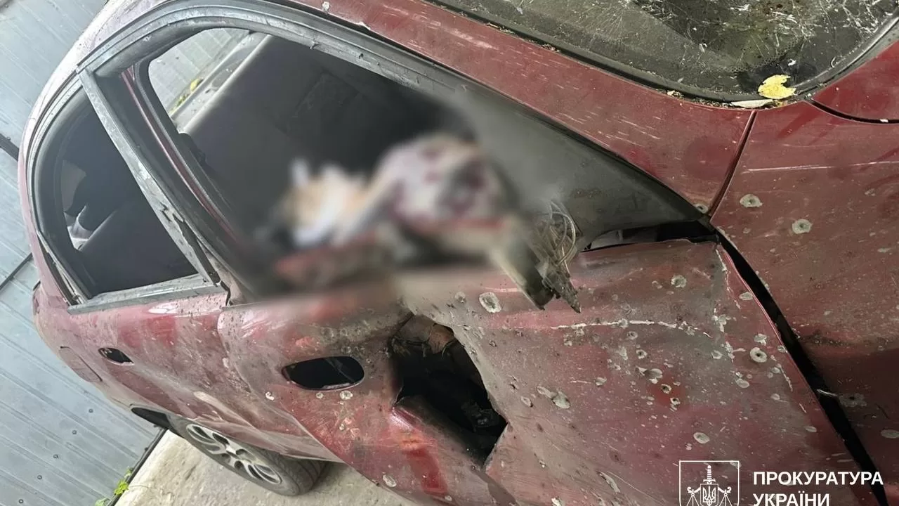 Пошкоджена внаслідок удару дроном автівка / Фото: Харківська обласна прокуратура