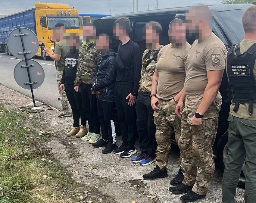 Затримані ухилянти / Фото: ДБР