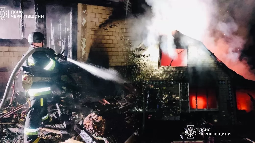 Рятувальник гасить пожежу в будинку / Фото: ДСНС