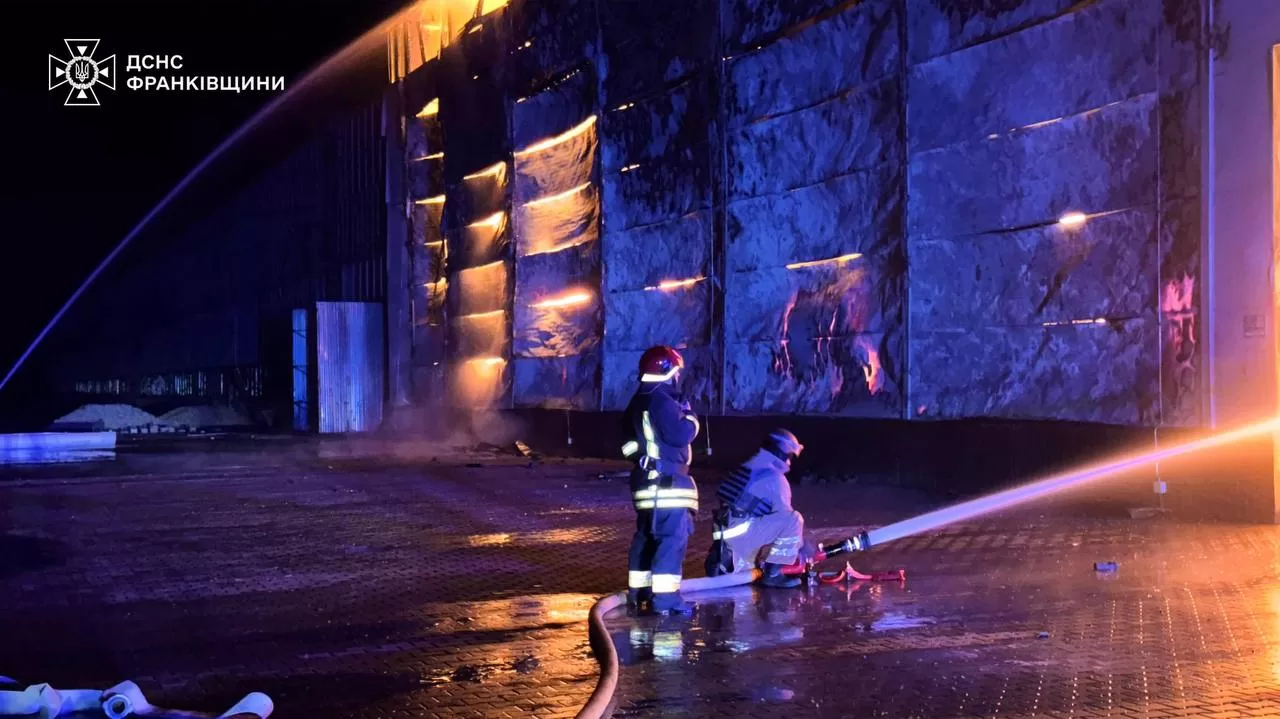 Rescuers extinguish a fire caused by Russian shelling in Ivano-Frankivsk region / Photo: State Emergency Service