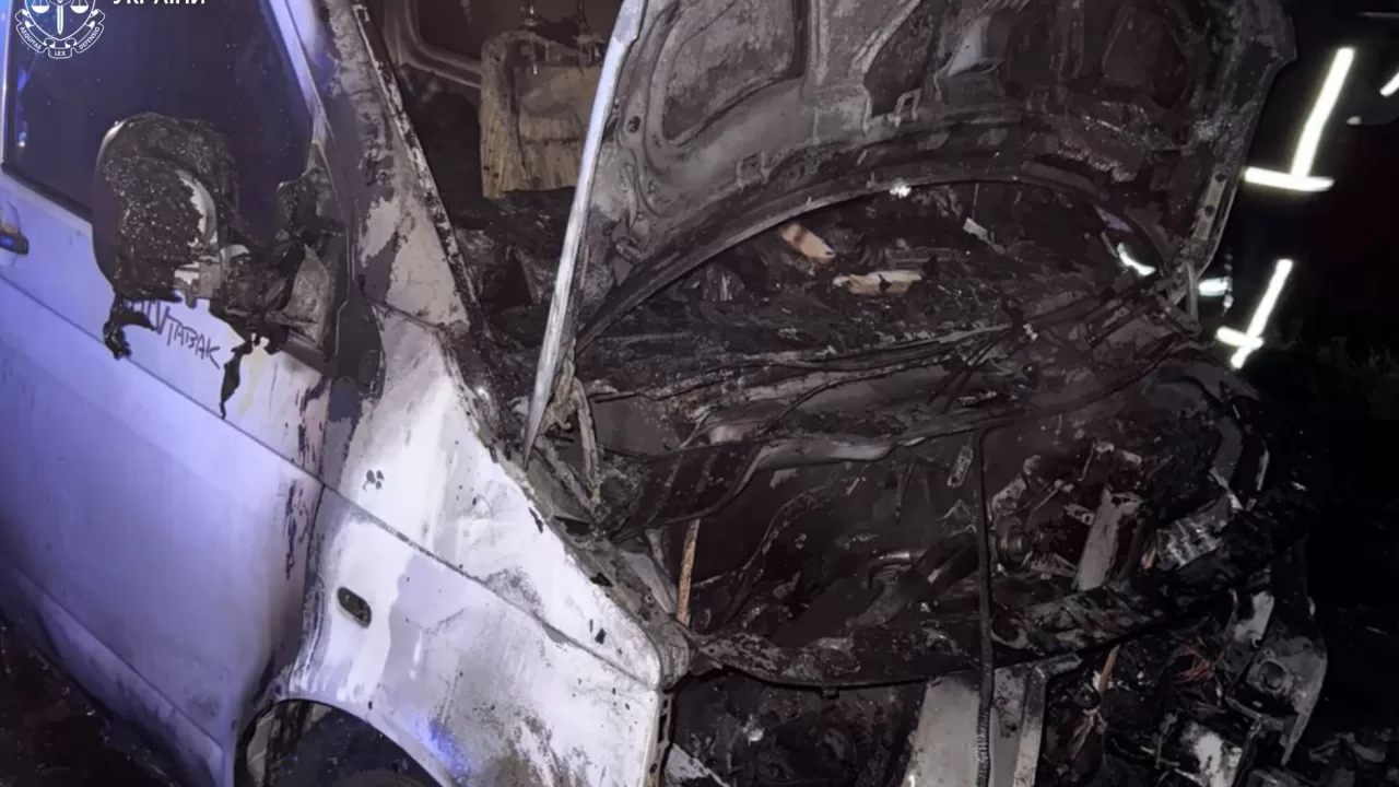 У Львові чоловік підпалив Volkswagen Transporter / Фото: Львівська обласна прокуратура