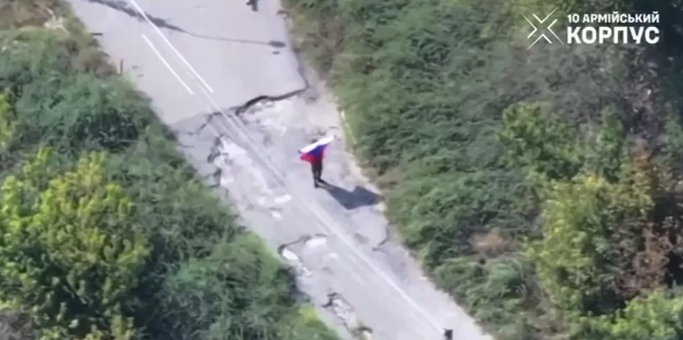 Оккупант с триколором в Купянске / Скриншот