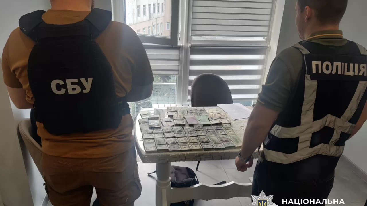 Вилучені в посадовця ЗСУ гроші / Фото: Нацполіція