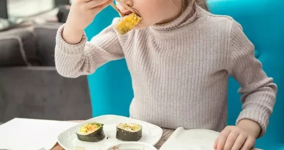 Дитина їсть суші / Фото ілюстративне: Depositphotos