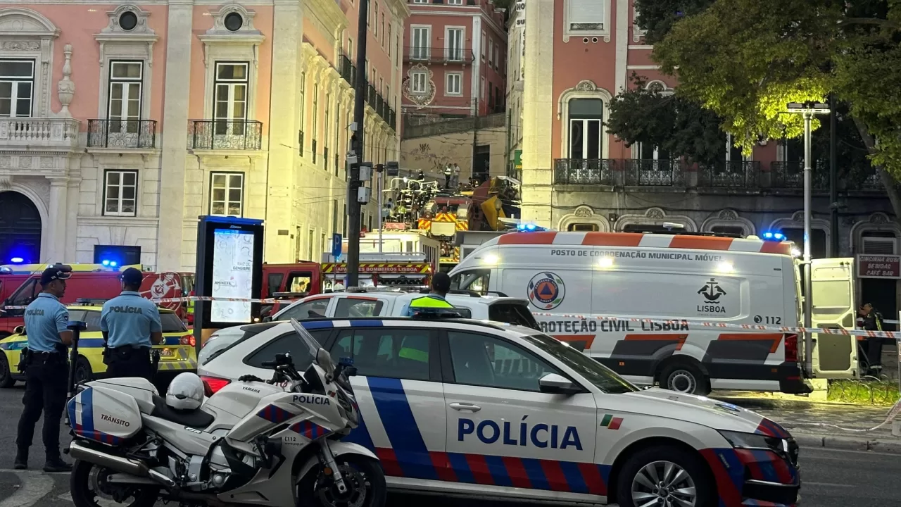 Спасатели работают на месте аварии на лиссабонском фуникулере Gloria / Фото: REUTERS