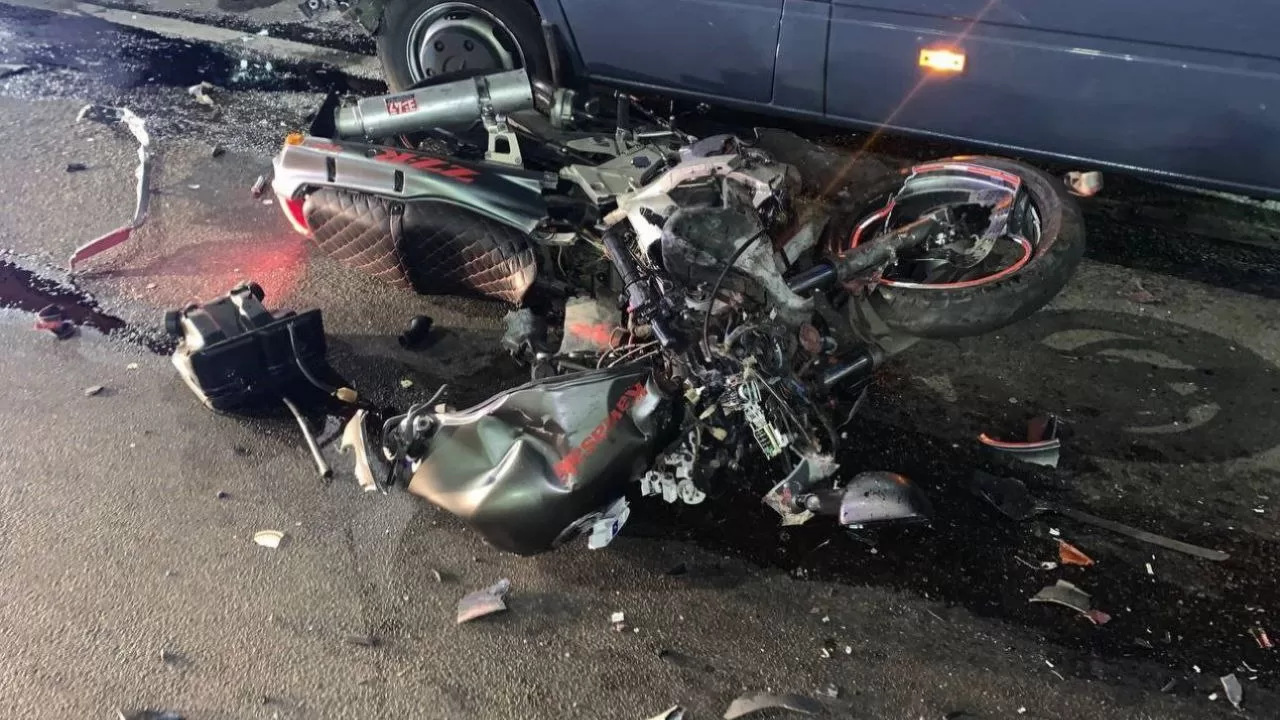 Мотоцикл после столкновения с микроавтобусом / Фото: ГУНП в Киевской области