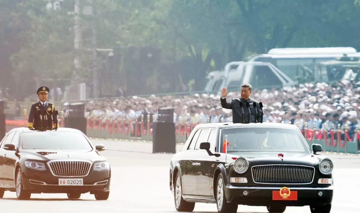 Си Цзиньпин на военном параде / Фото: Bloomberg