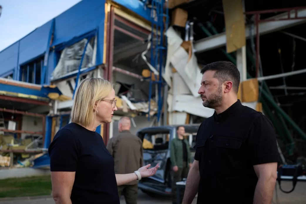 Тимчасова повірена у справах США в Україні Джулі Девіс та Президент України Володимир Зеленський / Фото: Офіс Президента