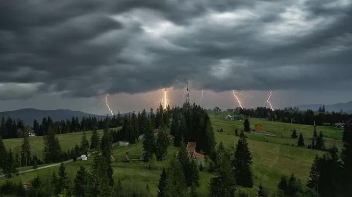 Дождь с грозой в Карпатах / Фото: tarakan.org.ua