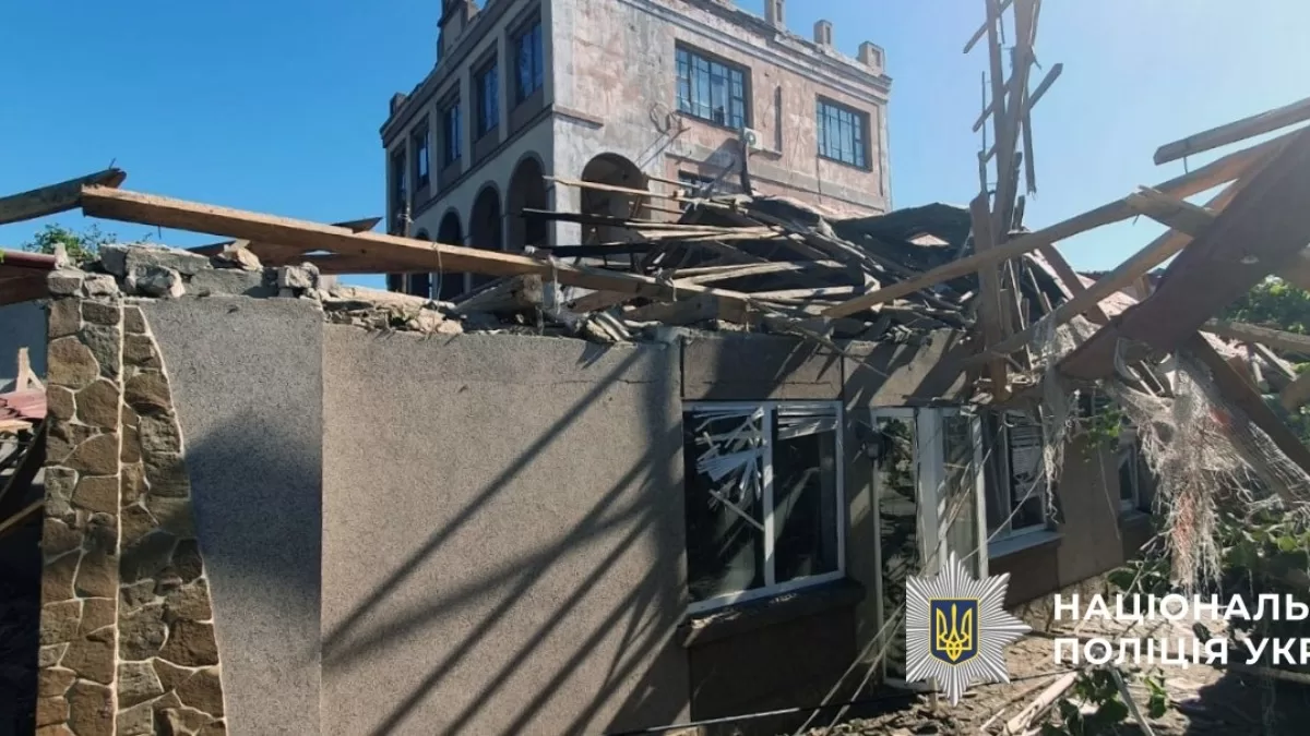 Російські агресори вкотре атакували цивільну інфраструктуру Херсонського й Бериславського районів із артилерії, мінометів та БпЛА / Фото Нацполіція