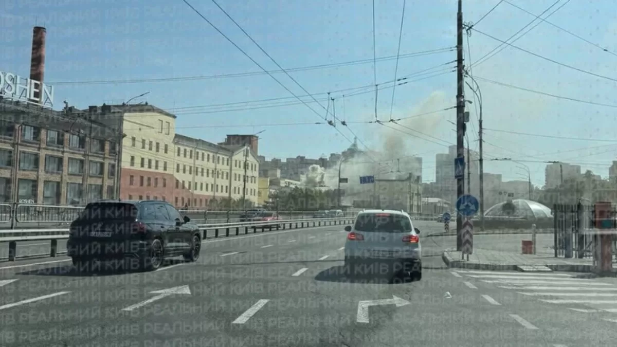 Дим від загоряння на фабриці Roshen у Києві / Фото з телеграм-каналу “Реальний Київ”