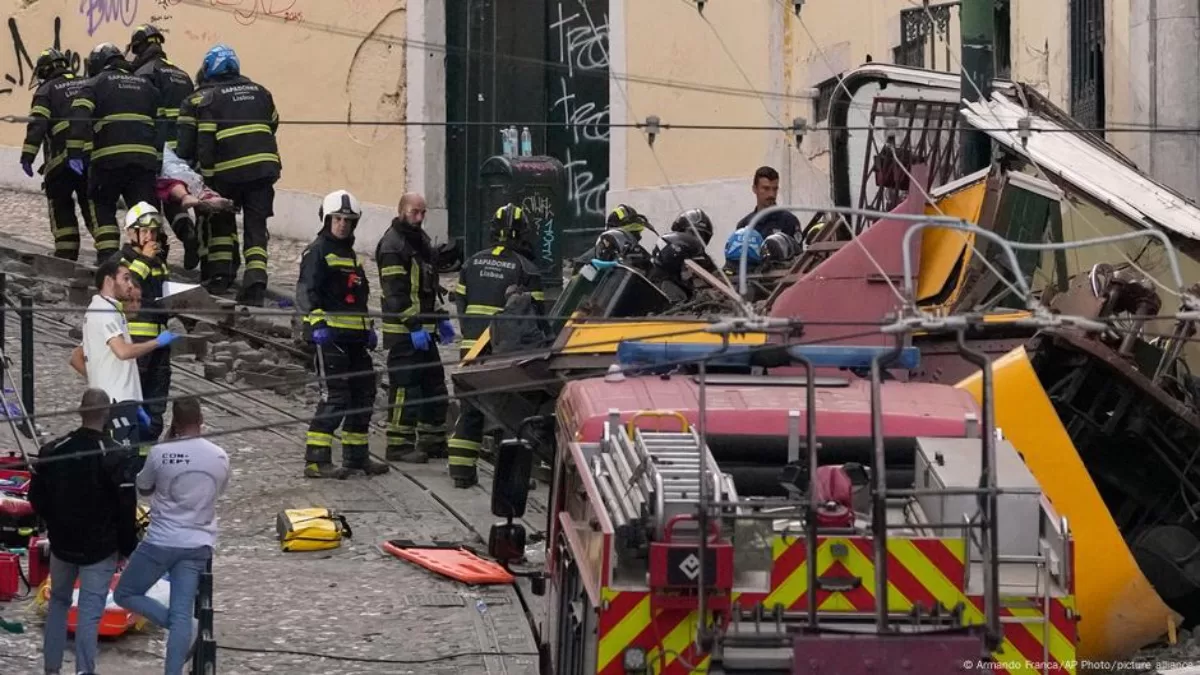 Большинство погибших при крушении фуникулера в Лиссабоне - иностранцы / Фото AP Photo