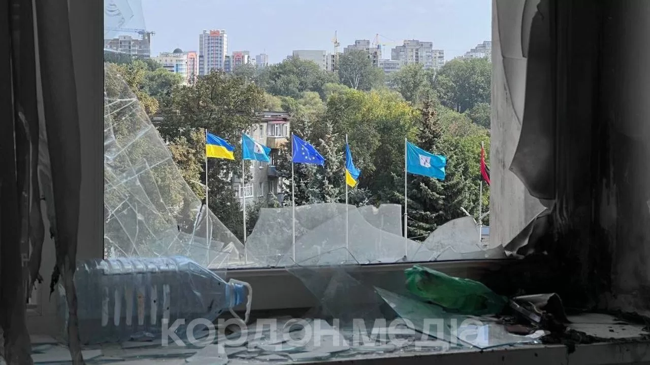 В Сумах нанесен очередной удар по зданию обладминистрации / Фото Кордон.Медиа