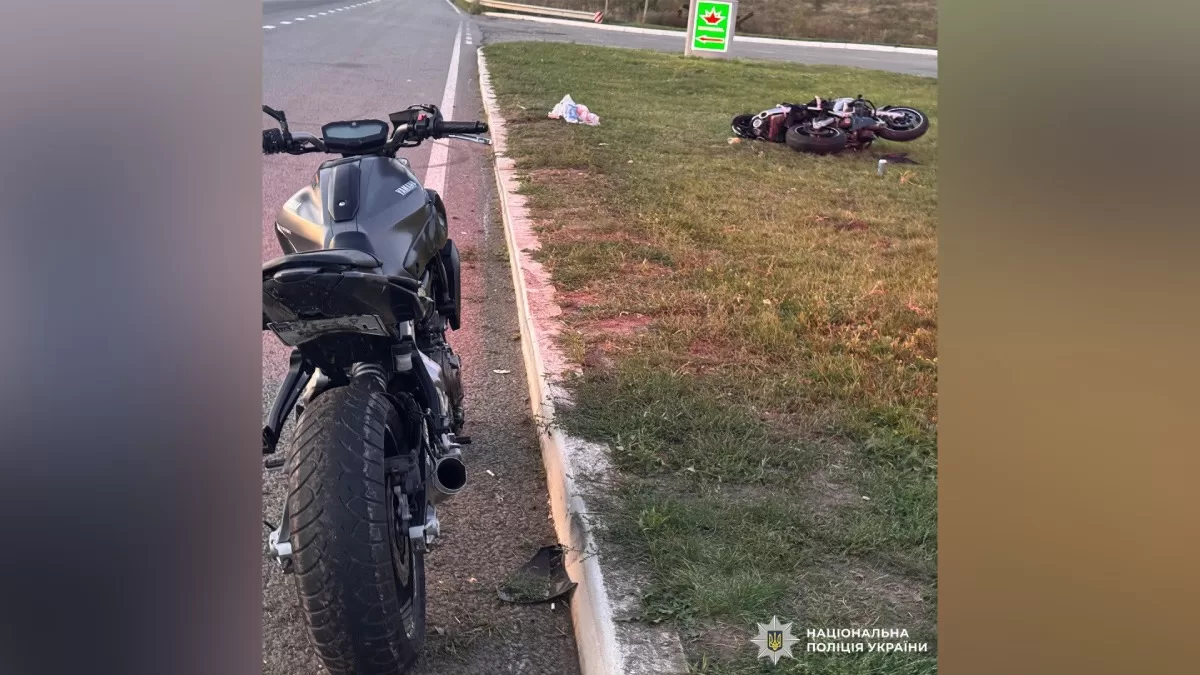 Попередньо встановлено, що 21-річний водій мотоцикла KTM 390 Adventure та 21-річний кермувальник мотоцикла Suzuki GSR не витримали безпечний боковий інтервал, зіткнулися між собою та впали на перехожих / Фото Нацполіція