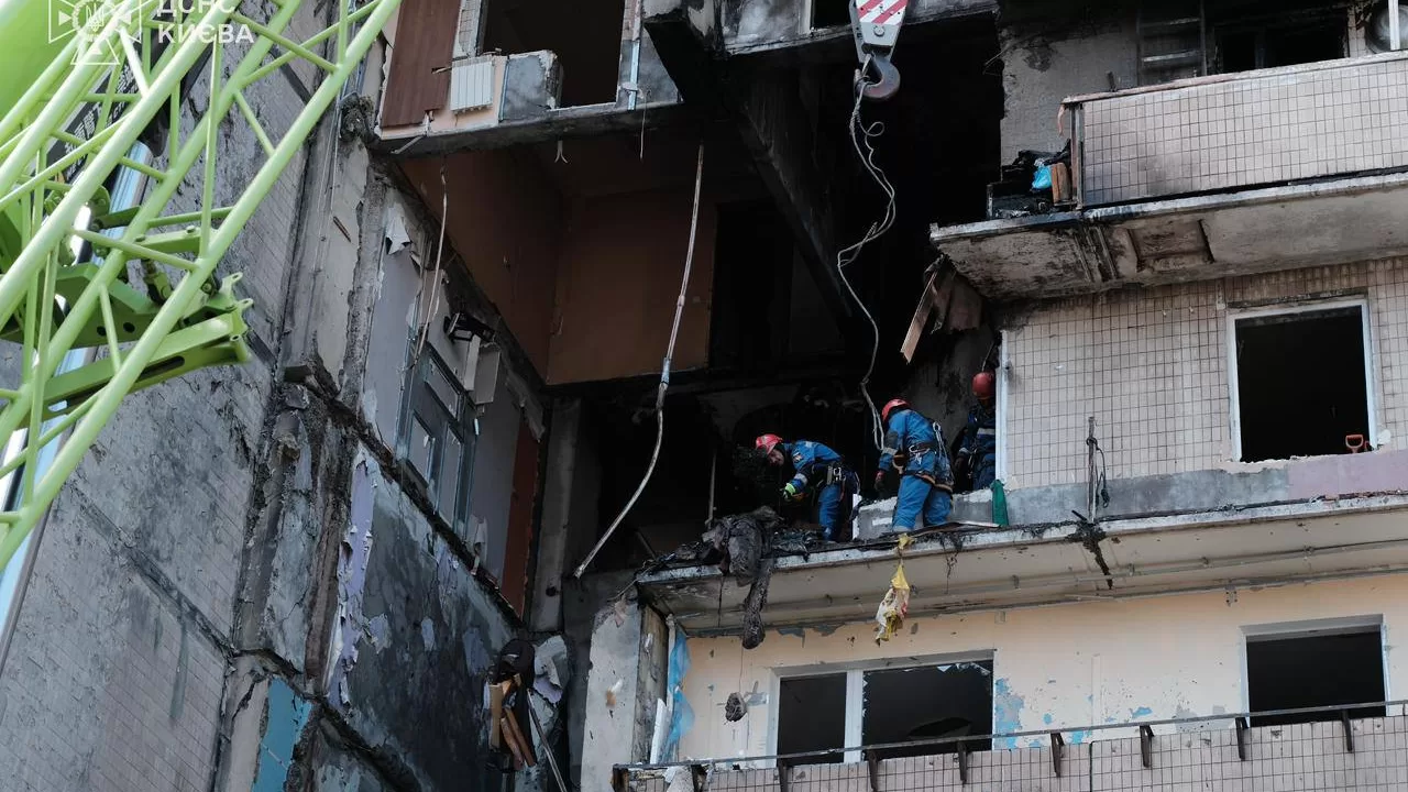 Зруйнований будинок у Києві / Фото: ДСНС