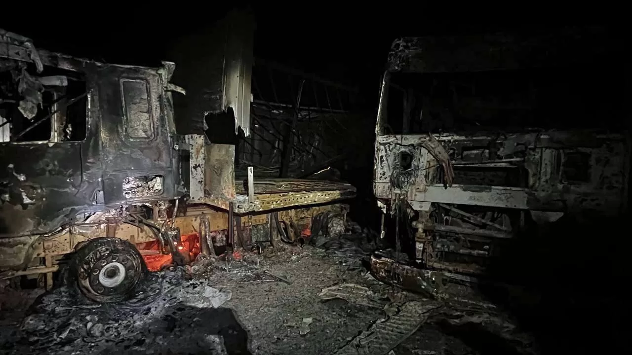 Знищений транспорт на підприємстві на Київщині / Фото: ДСНС