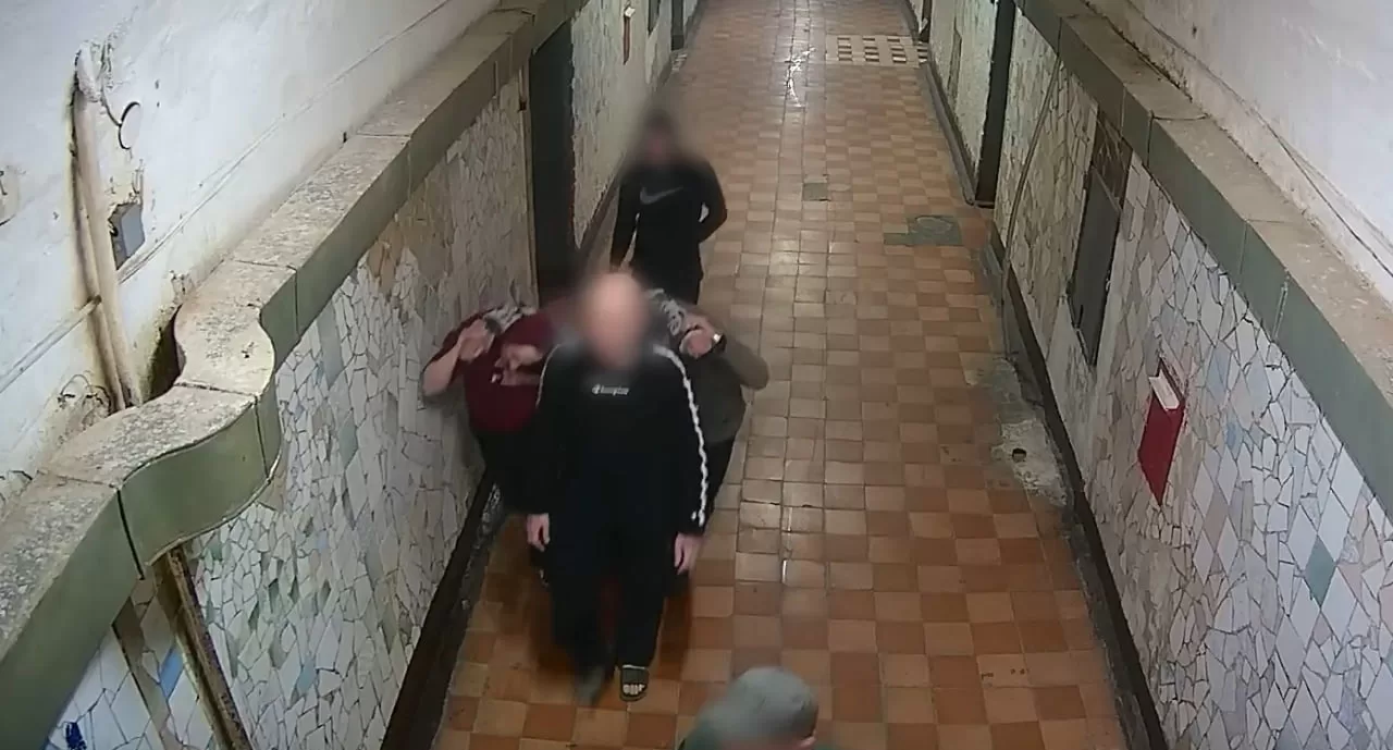 Пострадавшего переносят в одиночную камеру СИЗО / Скриншот